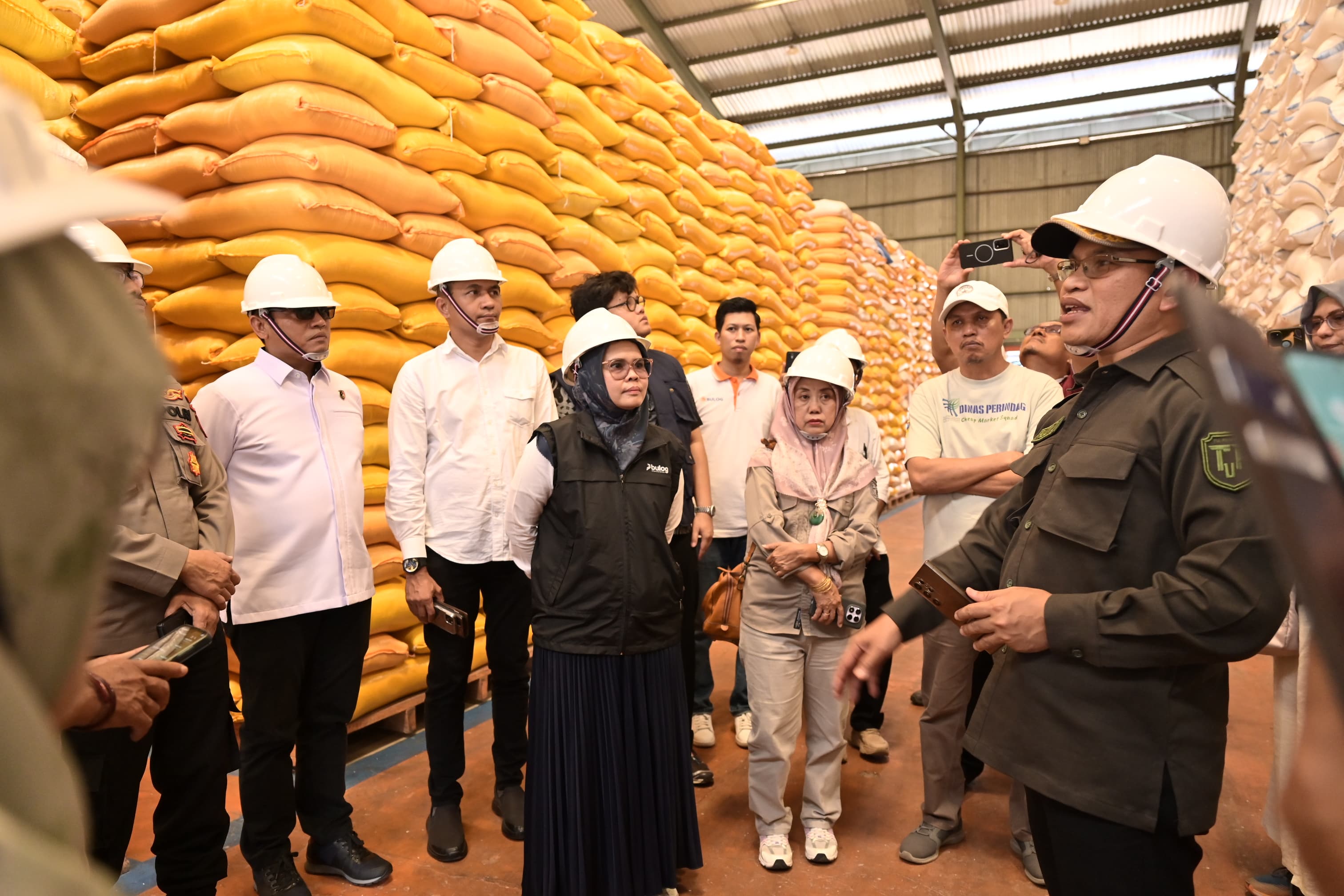 Tim TPID Sulteng bersama Perum BULOG saat meninjau langsung stok cadangan beras pemerintah di gudang Parigi Moutong, Jumat (18/7).