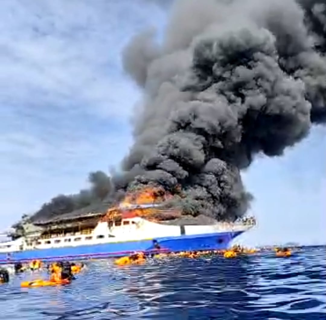 KM Barcelona V.A terbakar di depan Pulau Talise; penumpang panik lompat ke laut untuk menyelamatkan diri.