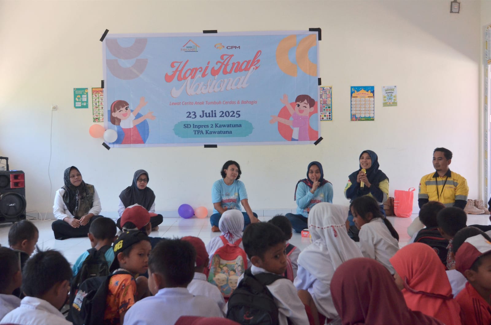 Superintendent PPM/CSR PT CPM, Rahyunita Handayani, menyapa hangat anak-anak SD Inpres 2 Kawatuna saat peringatan Hari Anak Nasional, Rabu (23/7), penuh senyum dan kebersamaan.
