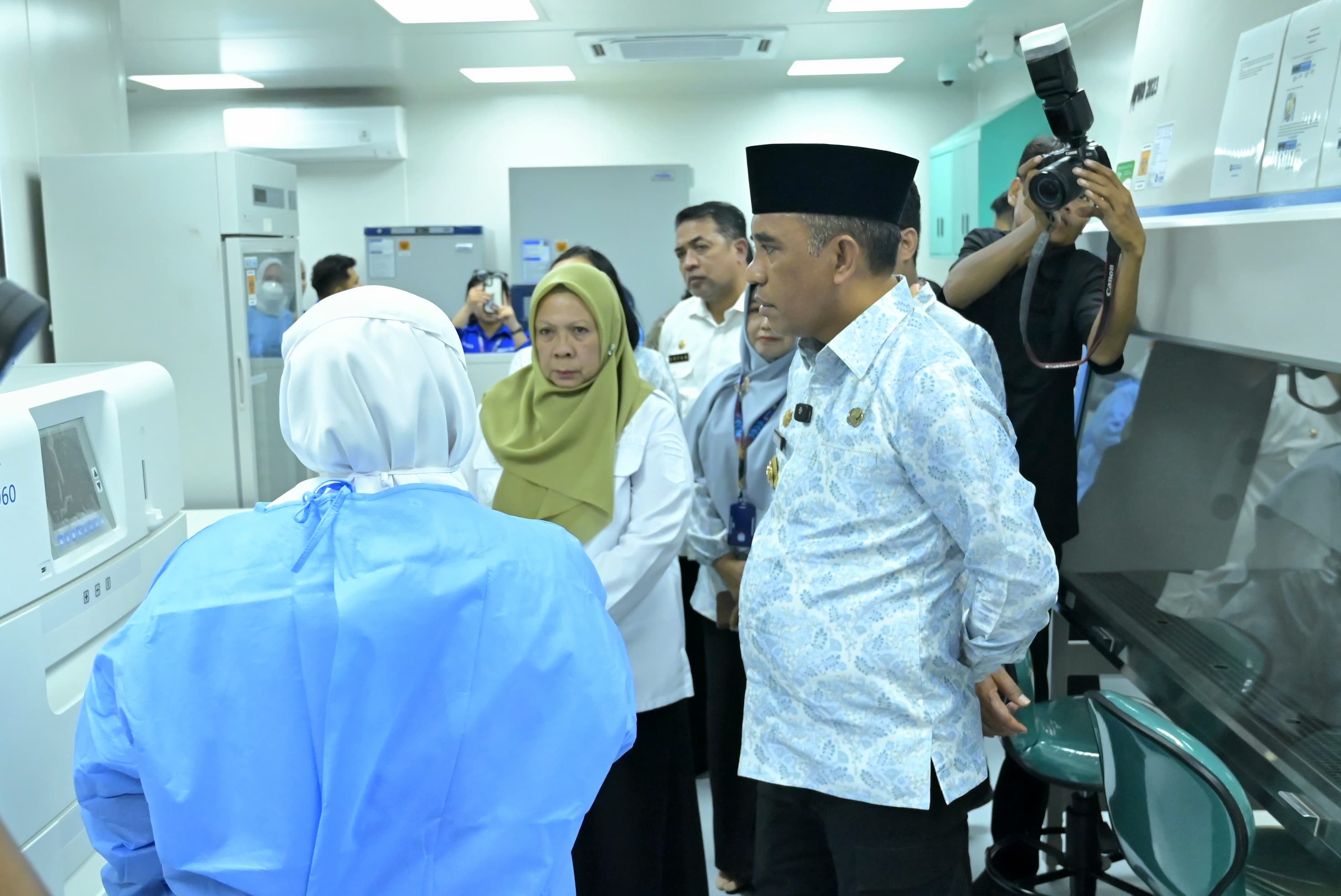 Reny Lamadjido berbincang dengan tim medis di sela peresmian Lab BSL-2 dan layanan HPV-DNA di UPT Labkes, Palu.