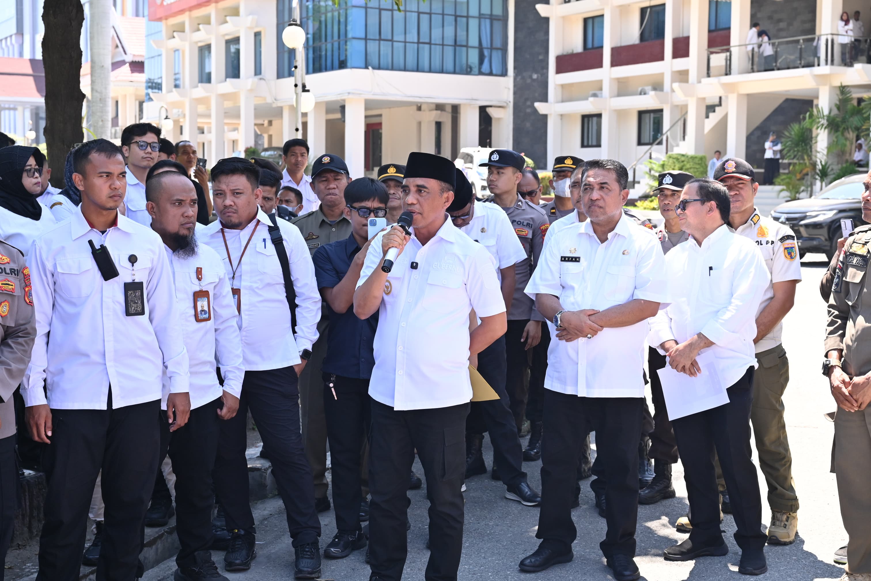 Gubernur Sulteng Anwar Hafid berdiri di tengah kerumunan mahasiswa, menanggapi langsung aspirasi yang disuarakan dalam aksi unjuk rasa.