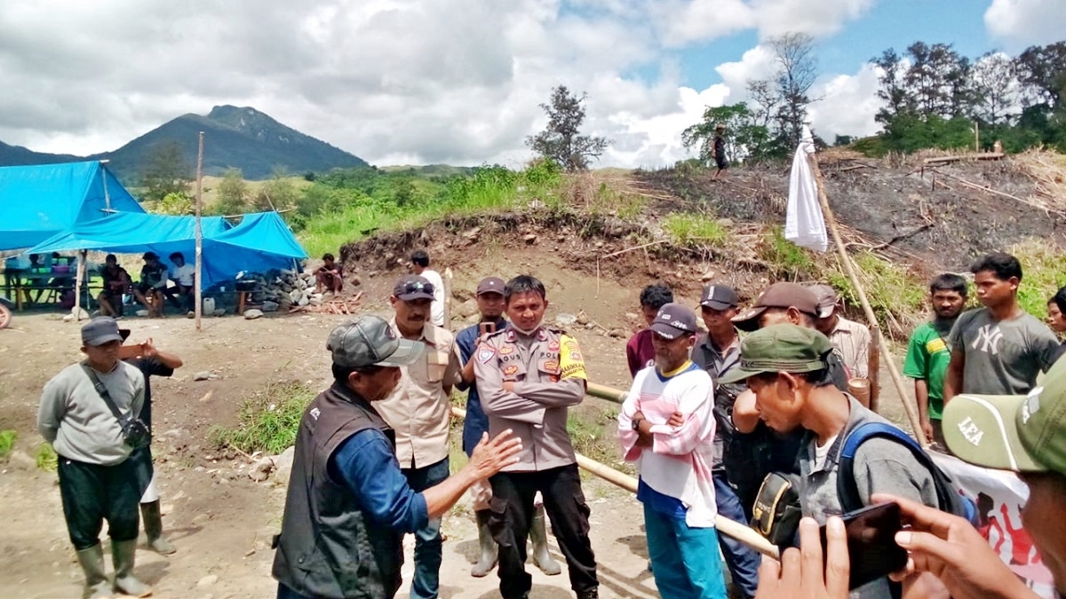 PEMALANGAN : Aksi pemalangan masyarakat Menyo