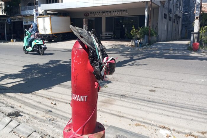 SEMPAT TAK BERFUNGSI : Hidran di Jalan Sis Aljufri, Kamis (24/7/2025). Hidran ini sempat tak berfungsi saat kebakaran pasar inpres Manonda Palu.