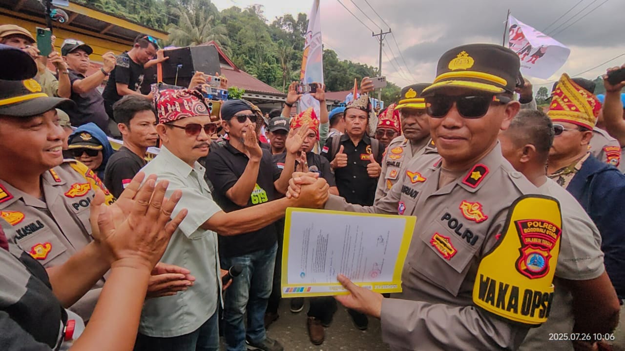 PETISI : Wakapolres Morut Kompol Suriadi menerima petisi masyarakat Adat Mori yang diserahkan Sekretaris KKMTT, Abbas Mato