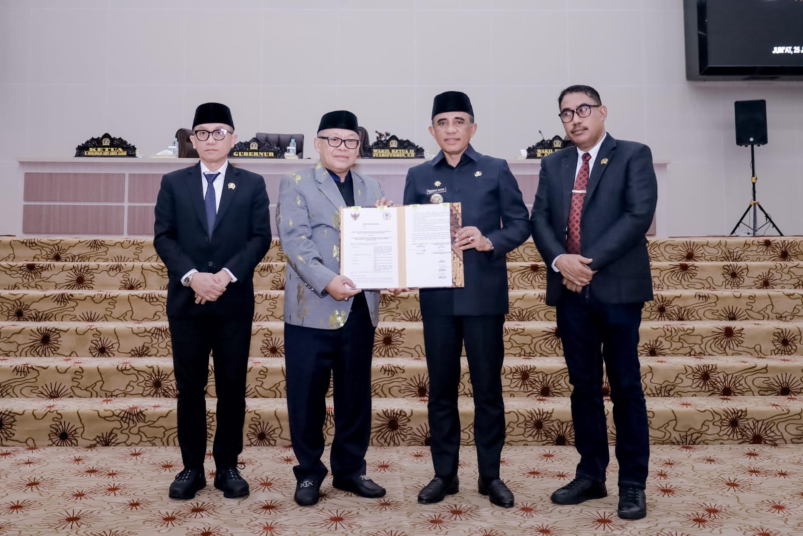 Anwar Hafid usai menandatangani nota persetujuan RPJMD 2025&ndash;2029 bersama pimpinan DPRD Sulteng.