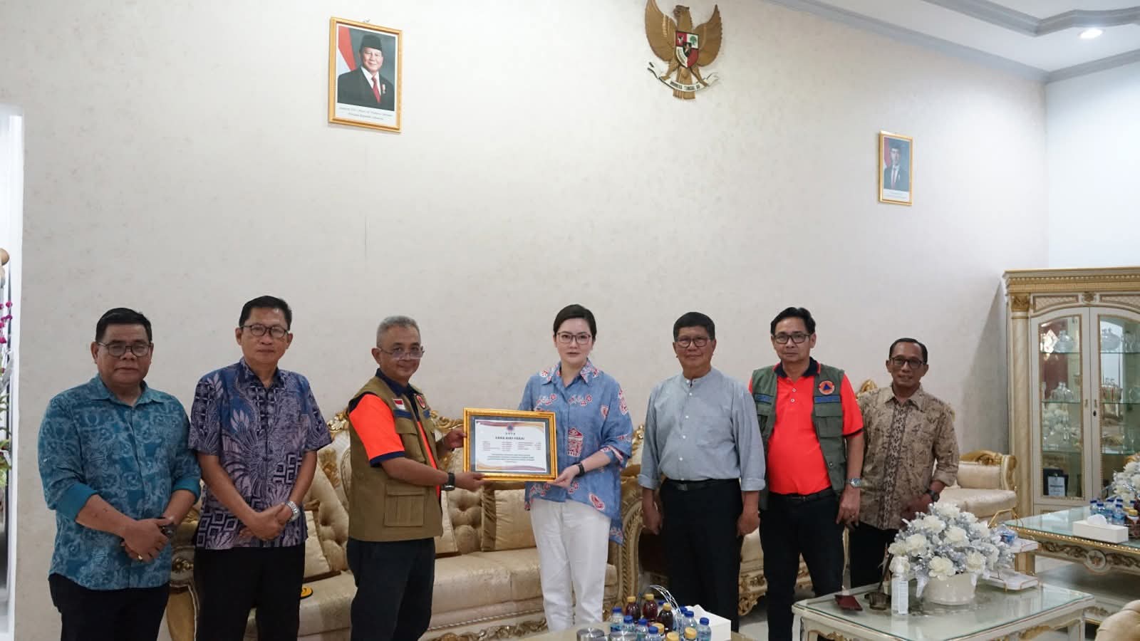 LOGISTIK : Penyerahan bantuan logistik dan peralatan gempa dari BNPB di Poso.(FOTO : BUDIYANTO WIHARTO/RADAR PALU)