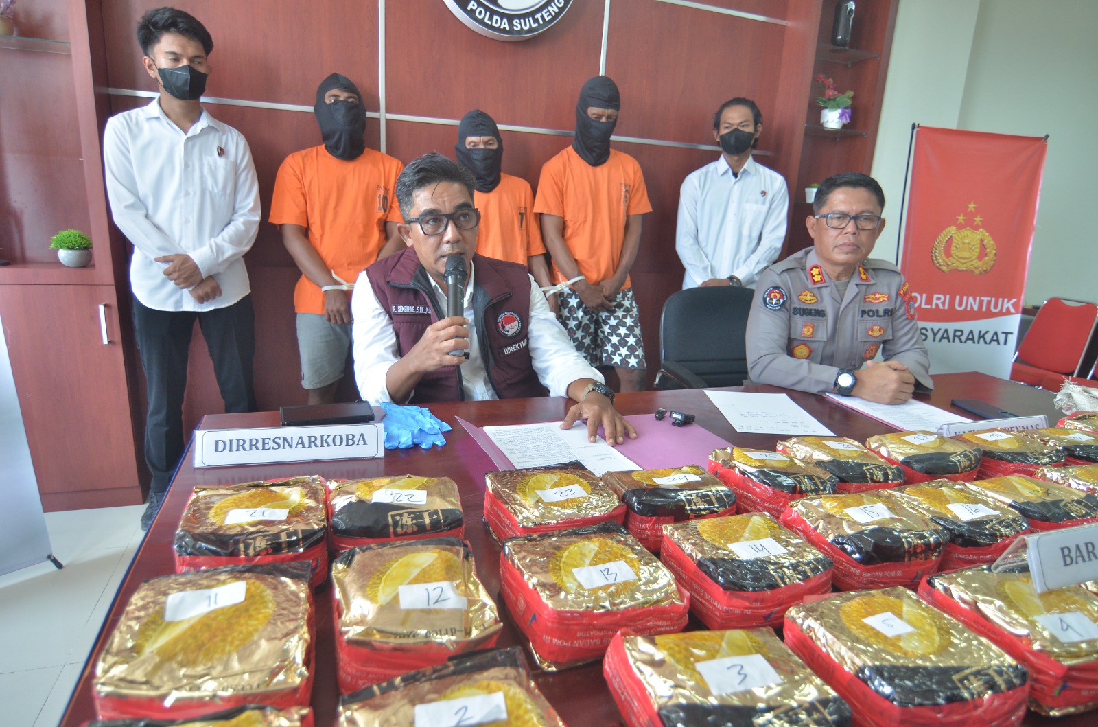 Dirresnarkoba Polda Sulteng, Kombes Pol Pribadi Sembiring, menjelaskan pengungkapan 30 kilogram sabu yang dikemas dalam bungkus durian saat konferensi pers di Mapolda Sulteng.