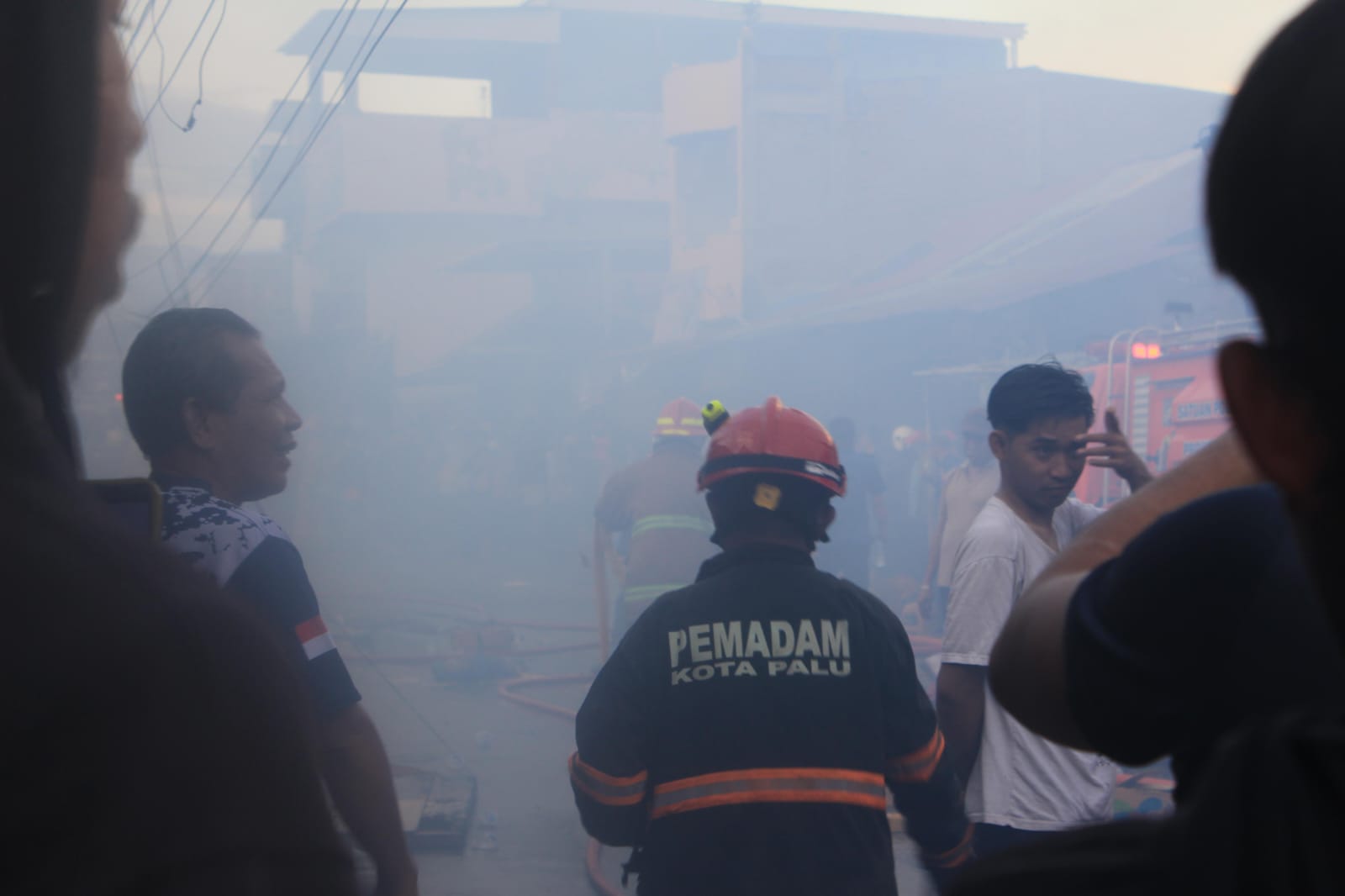 BERJIBAKU: Petugas pemadam kebakaran berjibaku memadamkan api, setelah lebih dulu warga sekitar berusaha dengan alat seadanya.