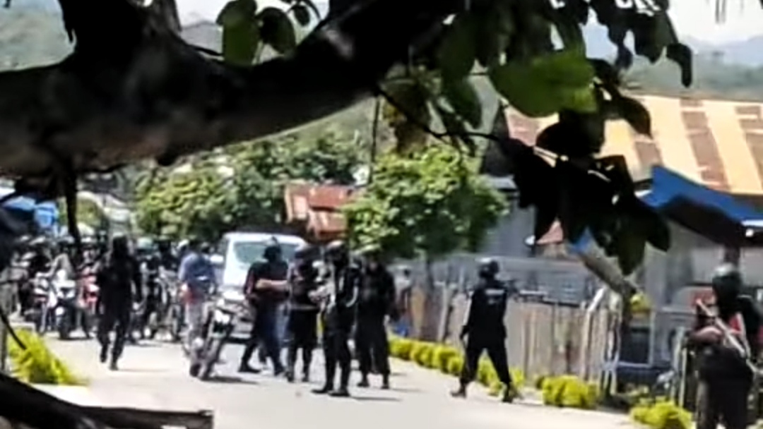 Petugas Satresnarkoba Polresta Palu saat menggerebek rumah terduga pengedar sabu di Kelurahan Kayumalue Ngapa, Palu Utara.