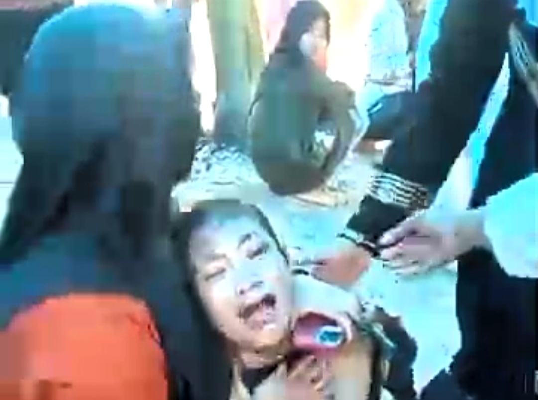Warga mengalami sesak napas akibat gas air mata yang ditembakkan polisi saat penggerebekan narkoba tak jauh dari rumah duka di Kayumalue Ngapa, Palu.