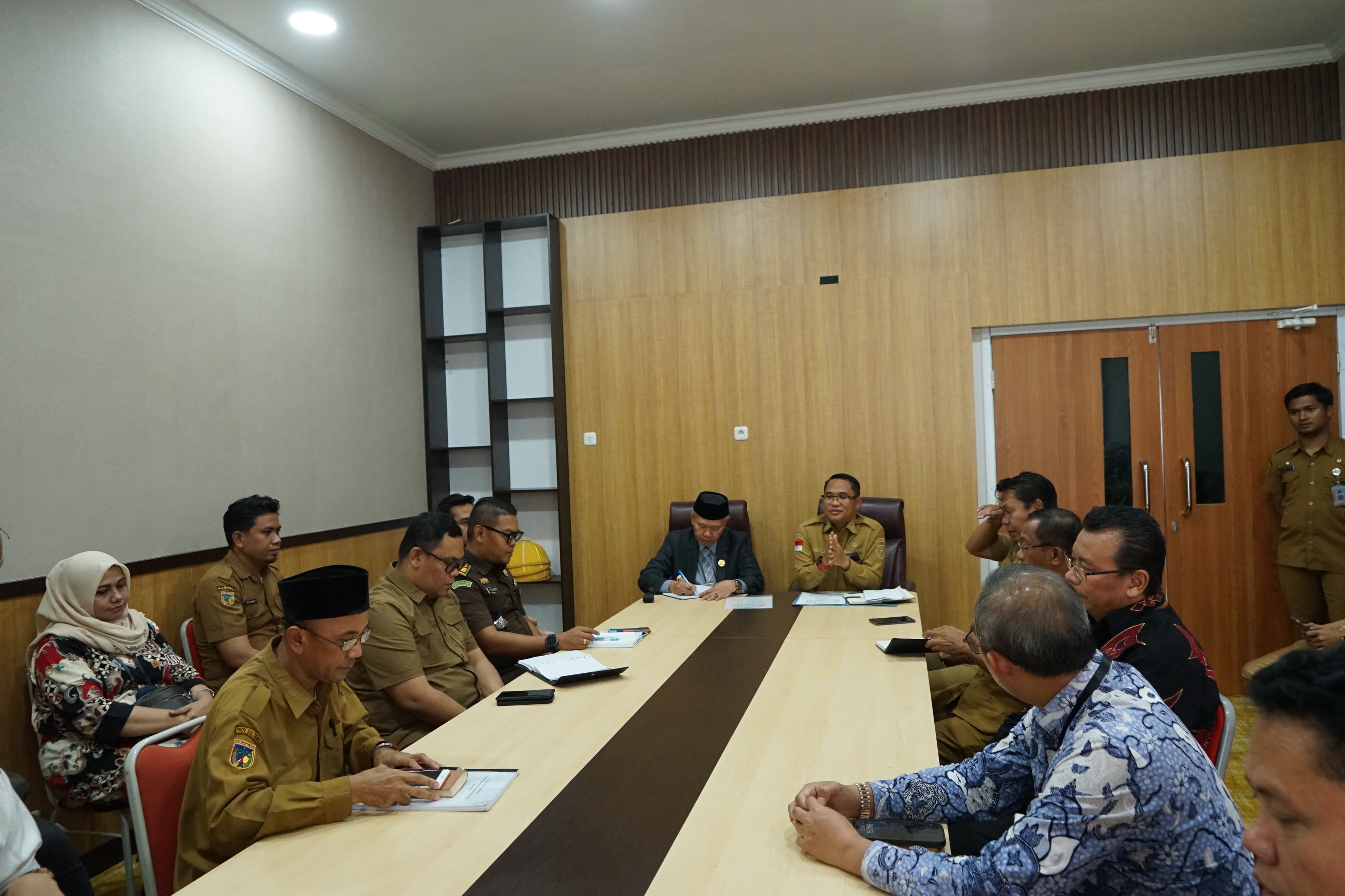 MEMIMPIN : Bupati Sigi, Moh. Rizal Intjenae, didampingi oleh Wabup Sigi, Samuel Yansen Pongi, memimpin rapat membahas pelaksanaan program strategis nasional.(FOTO : ANGEL SUMBARA/RADAR PALU)
