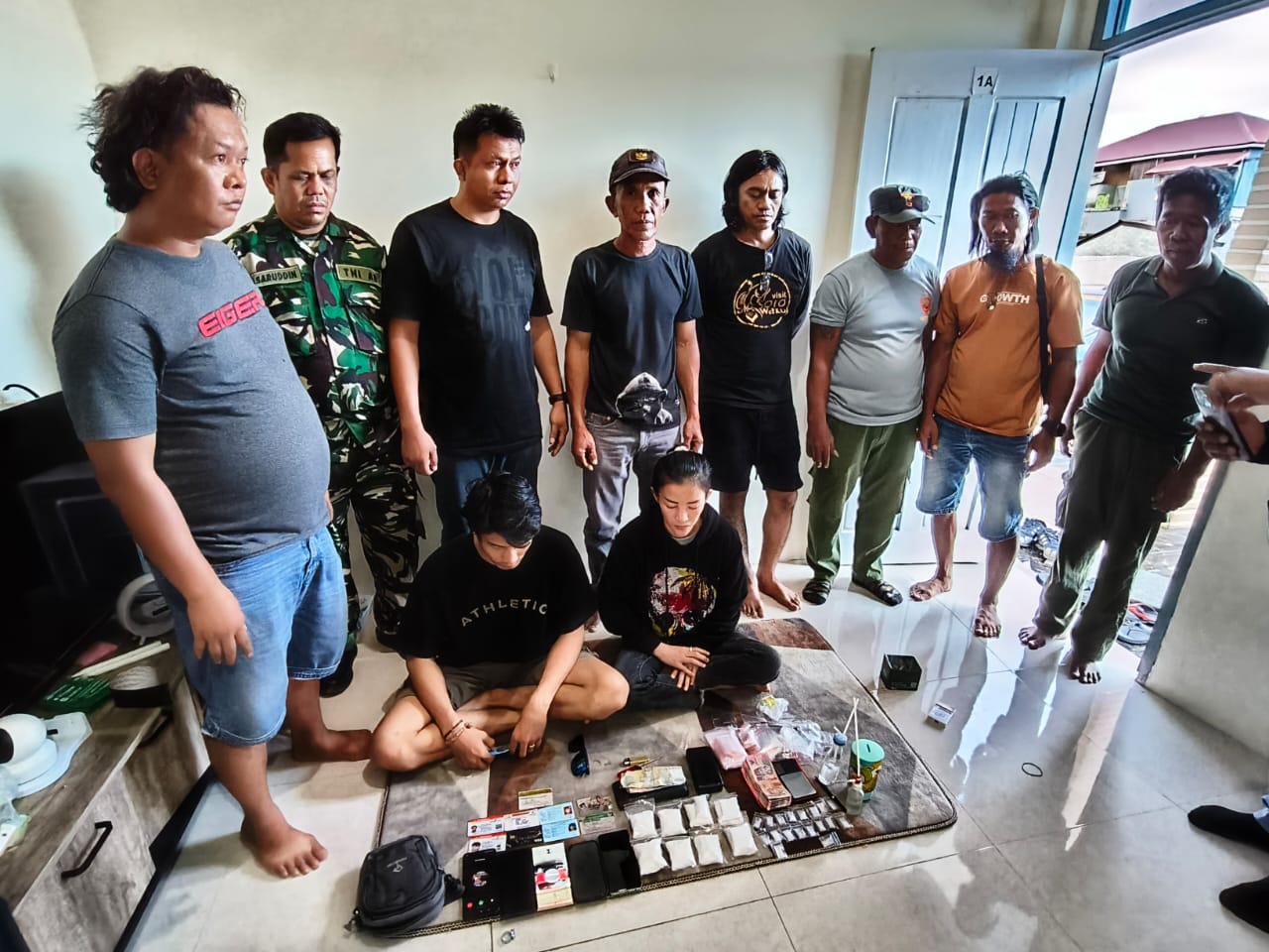 AMANKAN : Personel intel Kodim Morowali bersama intel Korem Tadulako, disaksikan Kades Bahodopi, Kepala Dusun 4 Bahodopi dan warga amankan 400 gram sabu.(FOTO : SUPRIYONO/RADAR PALU)