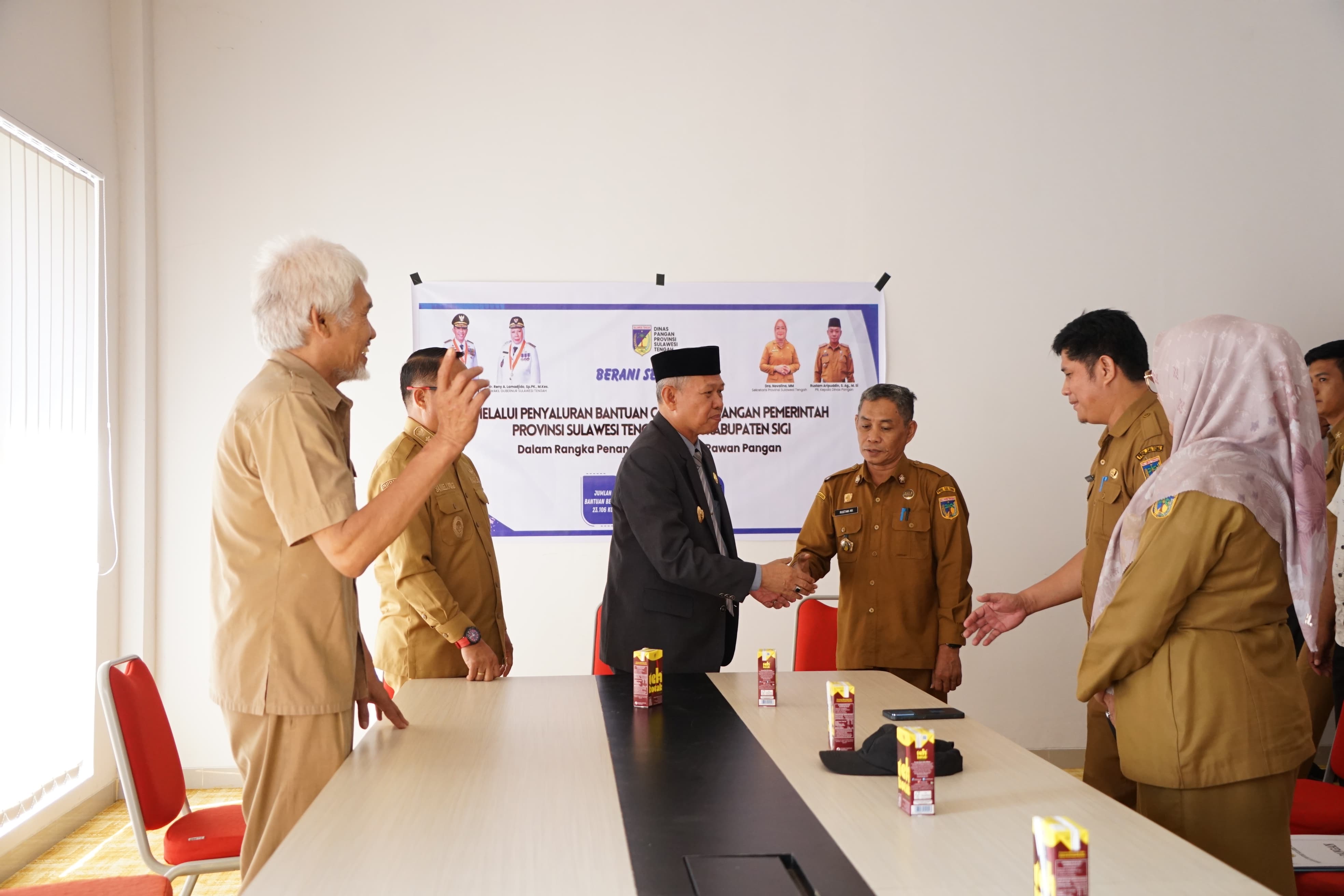 Bupati Sigi Mohamad Rizal dan Wabup Samuel Yansen Pongi saat menerima bantuan CPP dari Pemprov Sulteng. Foto: Pemkab Sigi