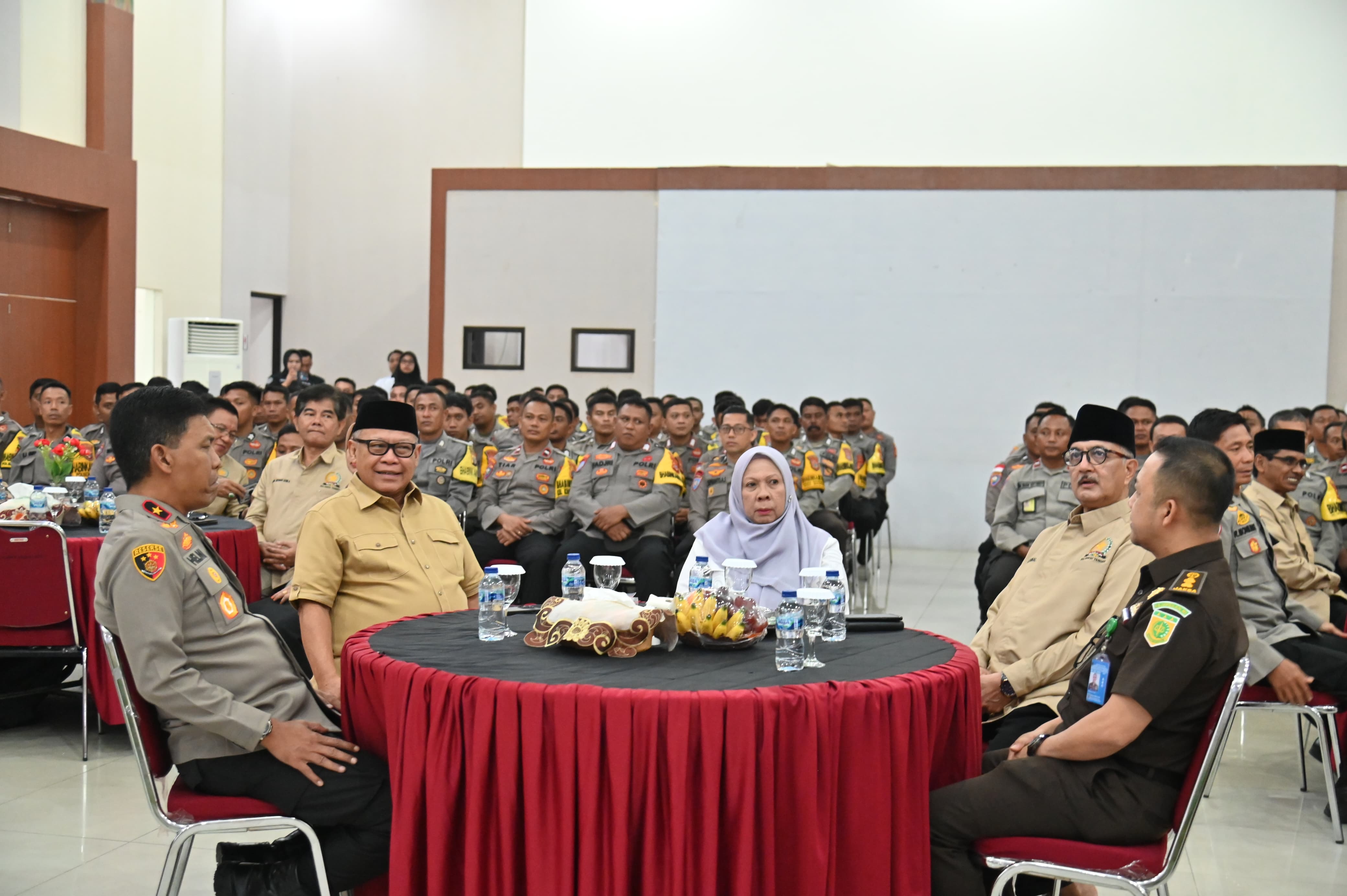 Pelatihan bhabinkamtibmas tentang moderasi beragama di Gedung Pogombo Palu, dihadiri FKUB, Polda, dan Pemprov Sulteng.