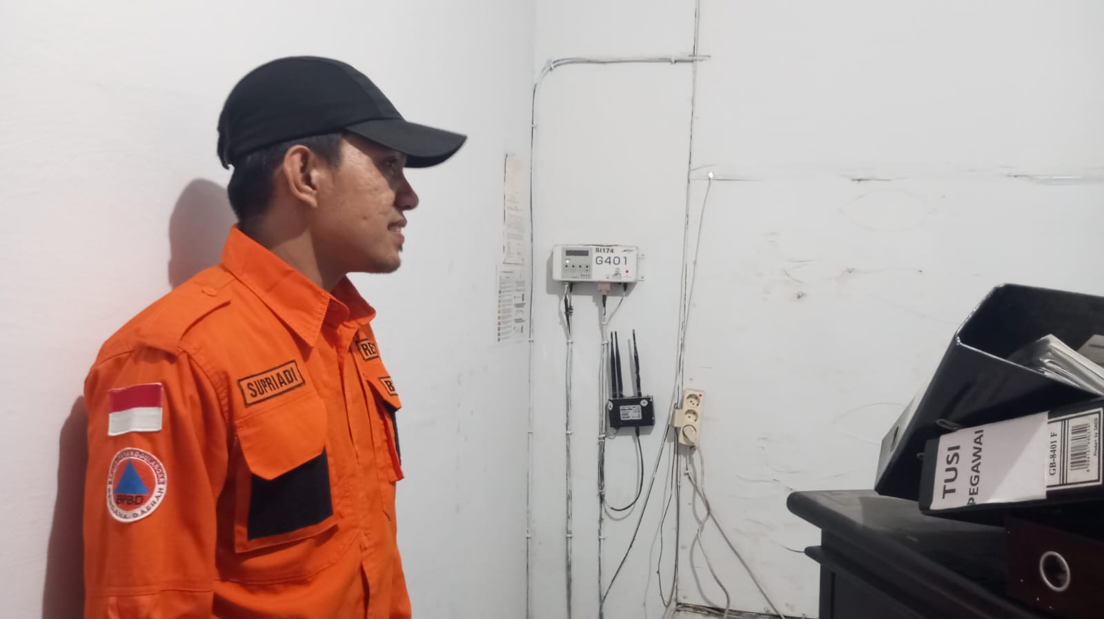 PANTAU LAPANGAN : Personil BPBD Kota Palu saat melakukan pengecekan di Kantor Kelurahan Buluri, Kamis (31/7/2025).