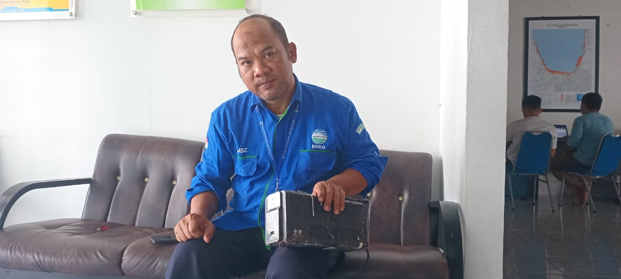 AKAN DIGANTI: Koordinator Bidang Observasi BMKG Geofisika Kelas I Palu, Bambang, memperlihatkan UPS dari Kantor Kelurahan Buluri.