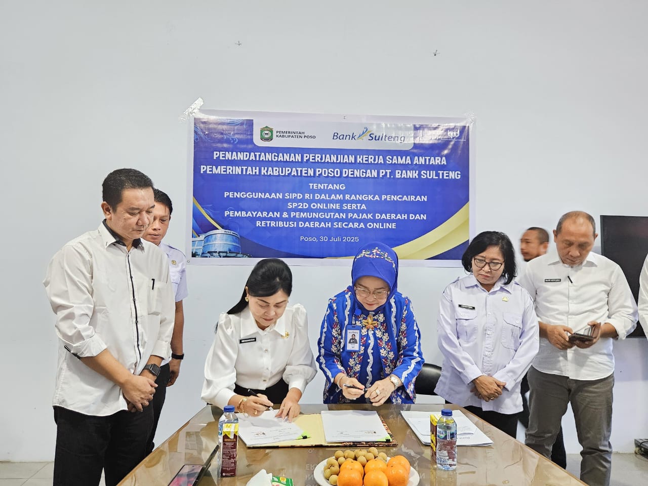 SEPAKAT: Prosesi penandatangan perjanjian kerja sama tentang implementasi SP2D online oleh pihak Bank Sulteng dan Pemkab Poso.