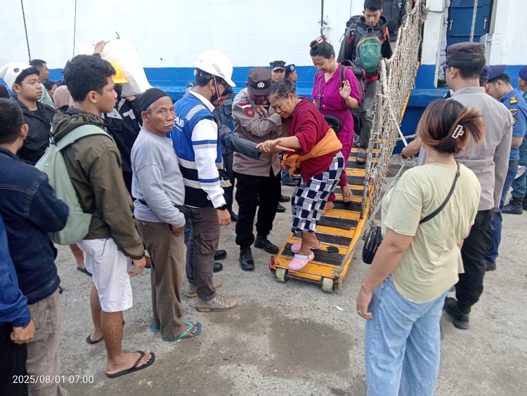 EVAKUASI : Penumpang KM. Jetliner dievakuasi di pelabuhan Tangkiang.