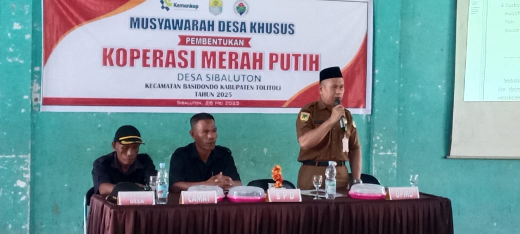 PENDAMPINGAN : Tampak Kadis DPMD saat melakukan sosialisasi dan pendampingan disalah satu desa dari seluruh desa yang ada.(FOTO : YUSLIH ANWAR/RADAR PALU).