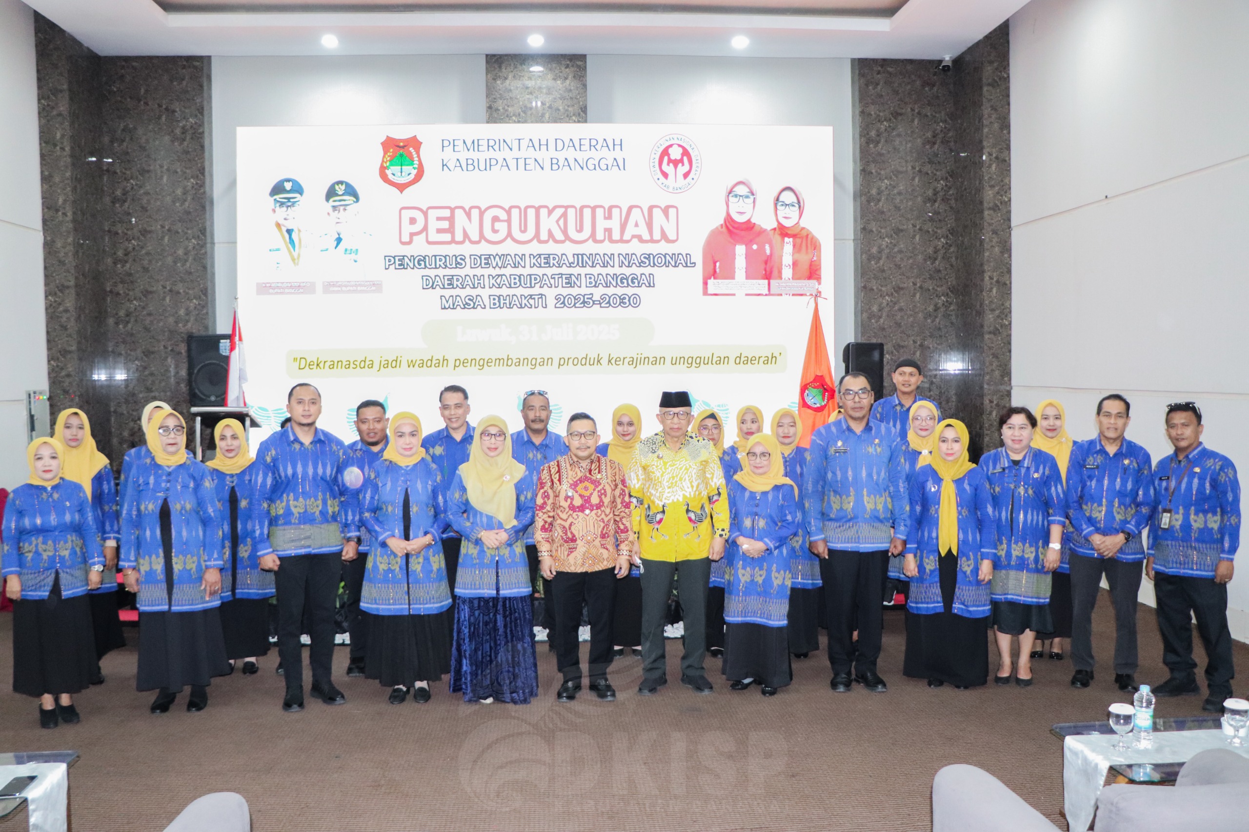 DIKUKUHKAN : Bupati Banggai Amirudin mengukuhkan pengurus Dekranasda Kabupaten Banggai periode 2025-2030, Kamis (31/07/2025).(FOTO : NENDRA PRASETYA/RADAR PALU).