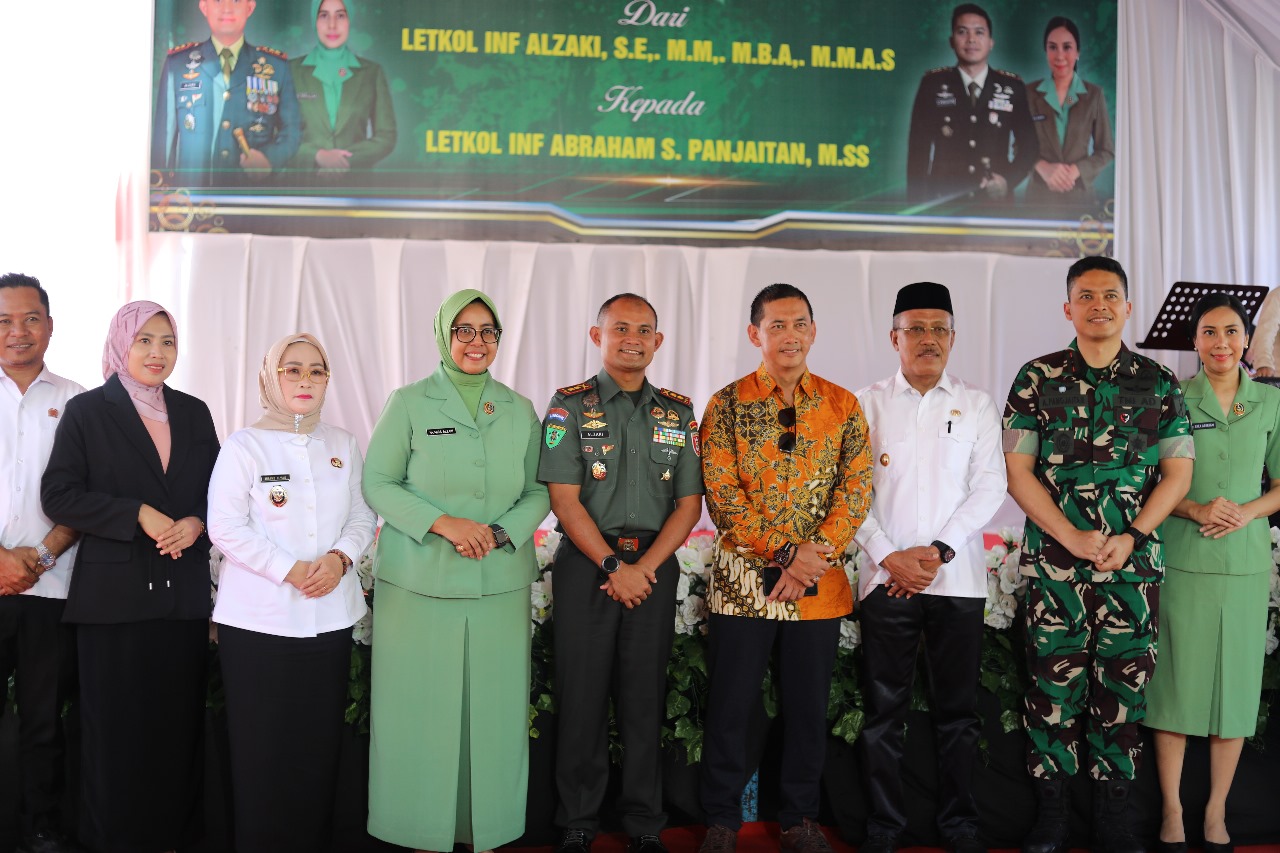 BERGANTI : Dandim lama dan Dandim baru foto bersama.(FOTO : SUPRIYONO/RADAR PALU)