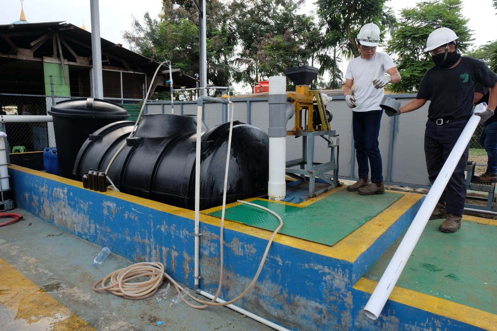 Pengelola Biodigester saat mempersiapkan sisa makana untuk dimasukan kedalam penampungan.