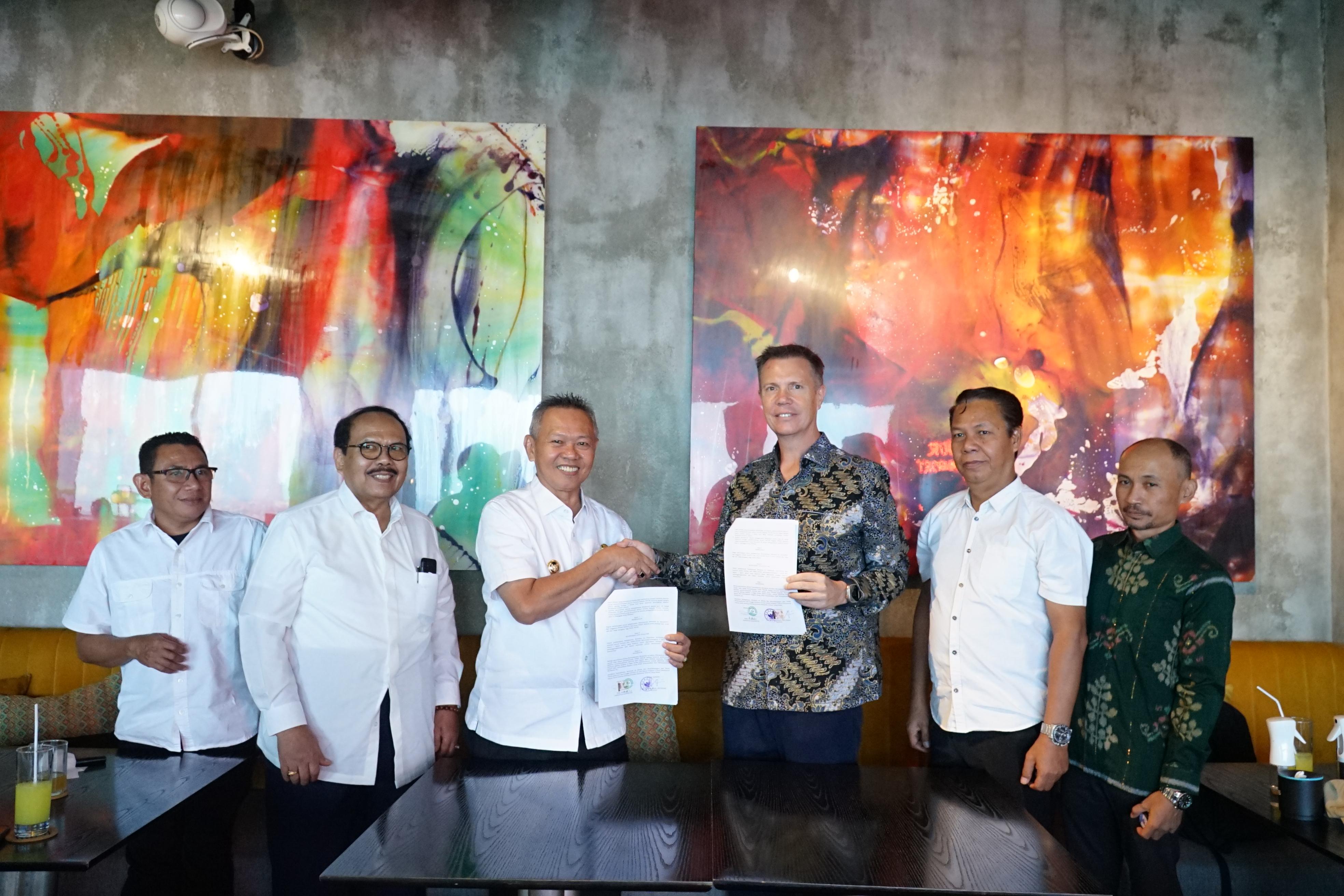 KESEPAKATAN : Penandatanganan kesepakatan dilakukan langsung oleh Bupati Sigi, Mohamad Rizal Intjenae, bersama Direktur Eksekutif Asosiasi Biochar Indonesia Internasional di Jakarta, Kamis (31/07/2025