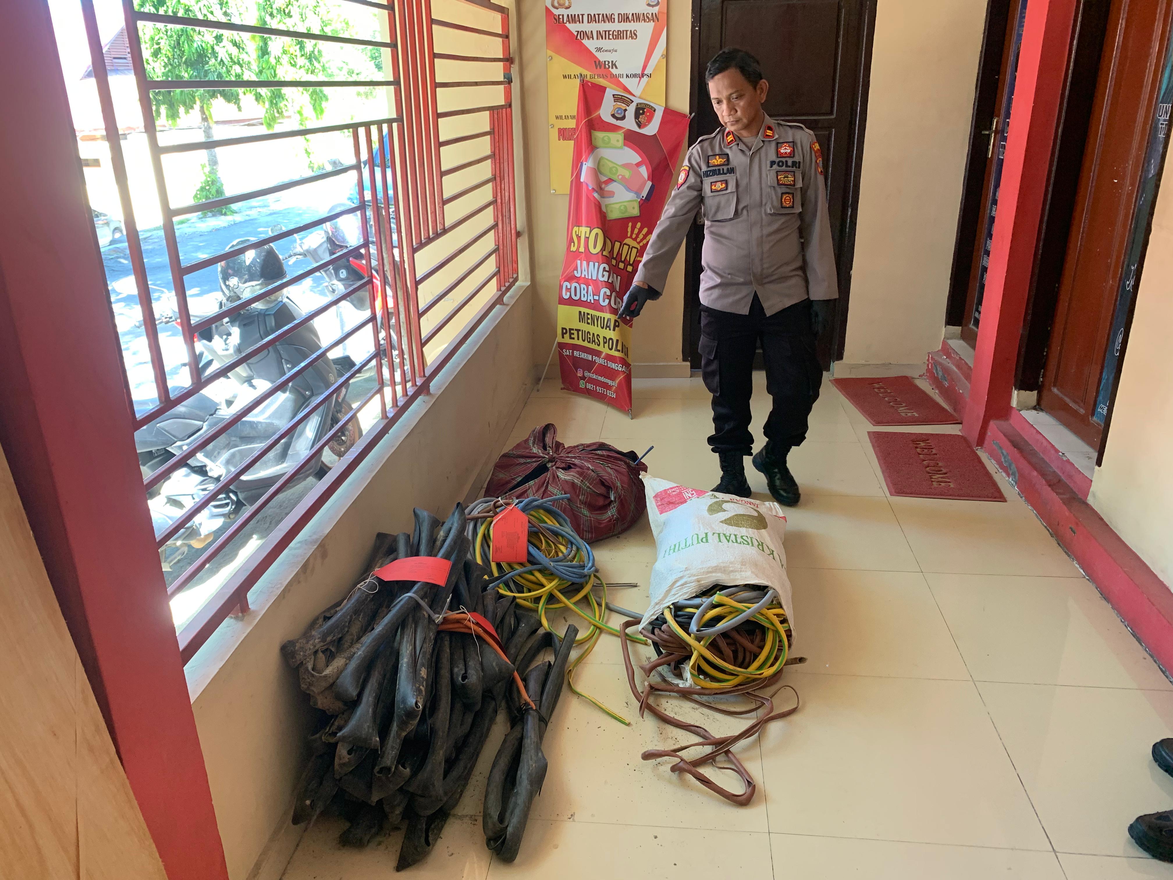 BARANG BUKTI : Kasi Humas Polres Donggala saat memperlihatkan barang bukti kabel yanh di curi para pelaku yang telah diamankan di Polres Donggala, Jumat (01/08/2025).(FOTO : UJANG SUGANDA/RADAR PALU).