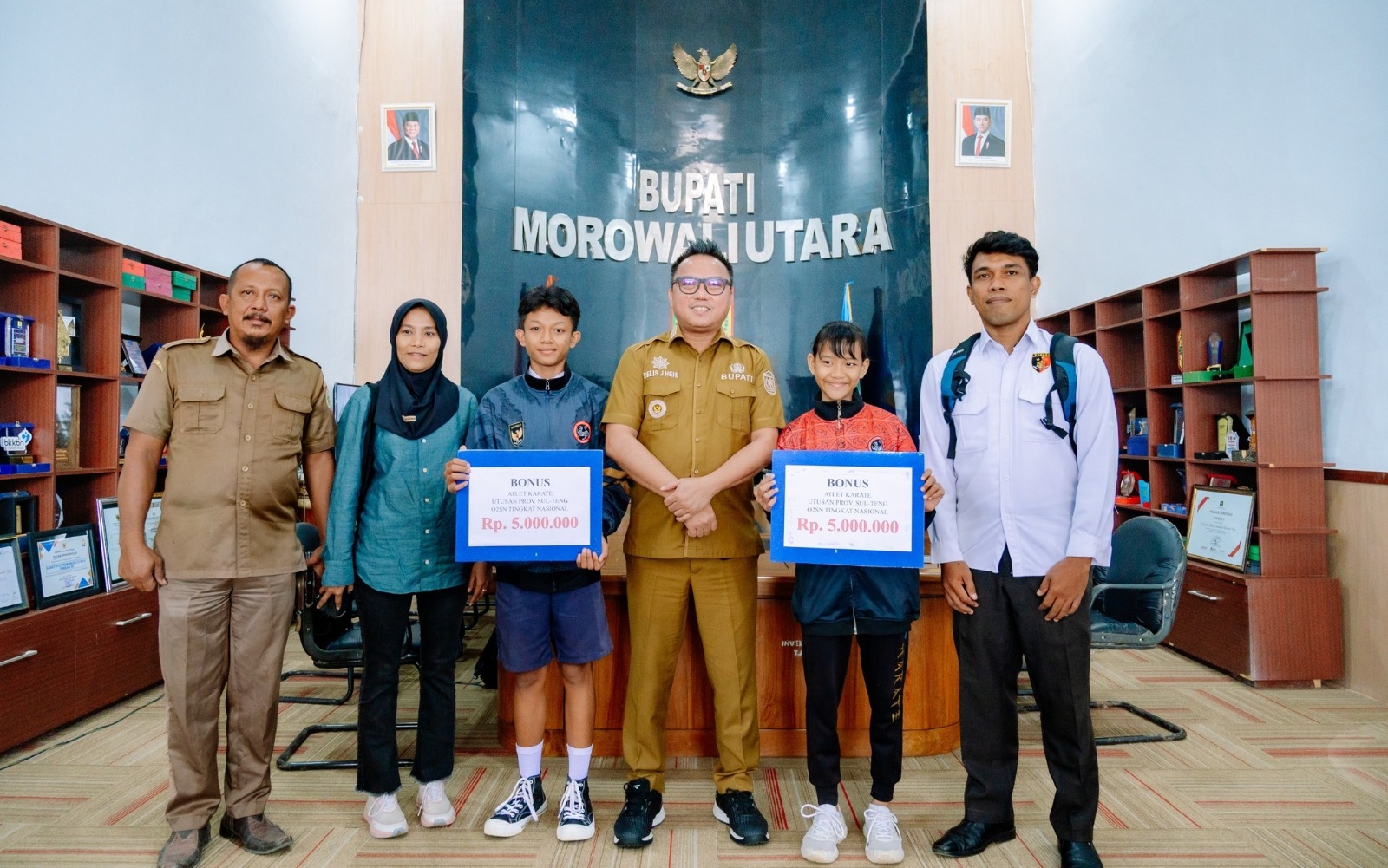 BERTEMU : Adelard Kharko Lamusa dan Azizah Azzahrah saat bertemu Bupati Moru Delis Julkarson Hehi di ruang kerjanya, Senin (28/07/2025).(FOTO : ISTIMEWA/RADAR PALU).