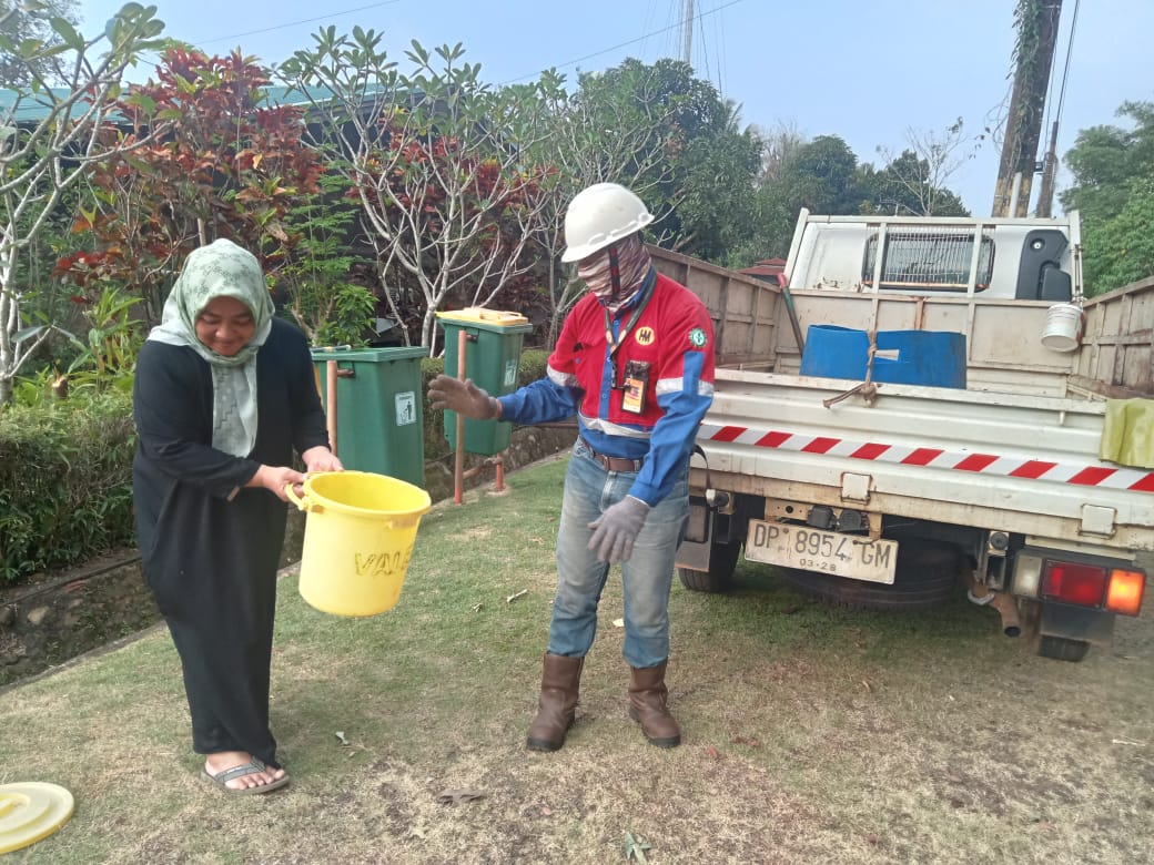 Rina, Warga Pontada saat menyetorkan ember sisa makanan yang dikumpulkan untuk selanjutnya diangkut dan diolah.
