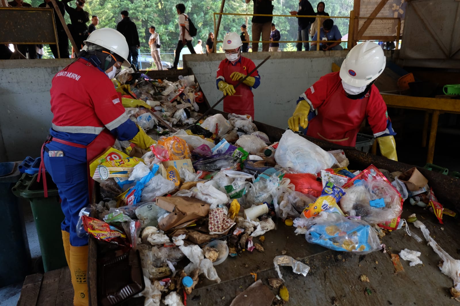 Proses pemilahan sampah di Segregation Plant PT Vale, yang bertujuan untuk meminimalisir sampah hingga ke TPA.