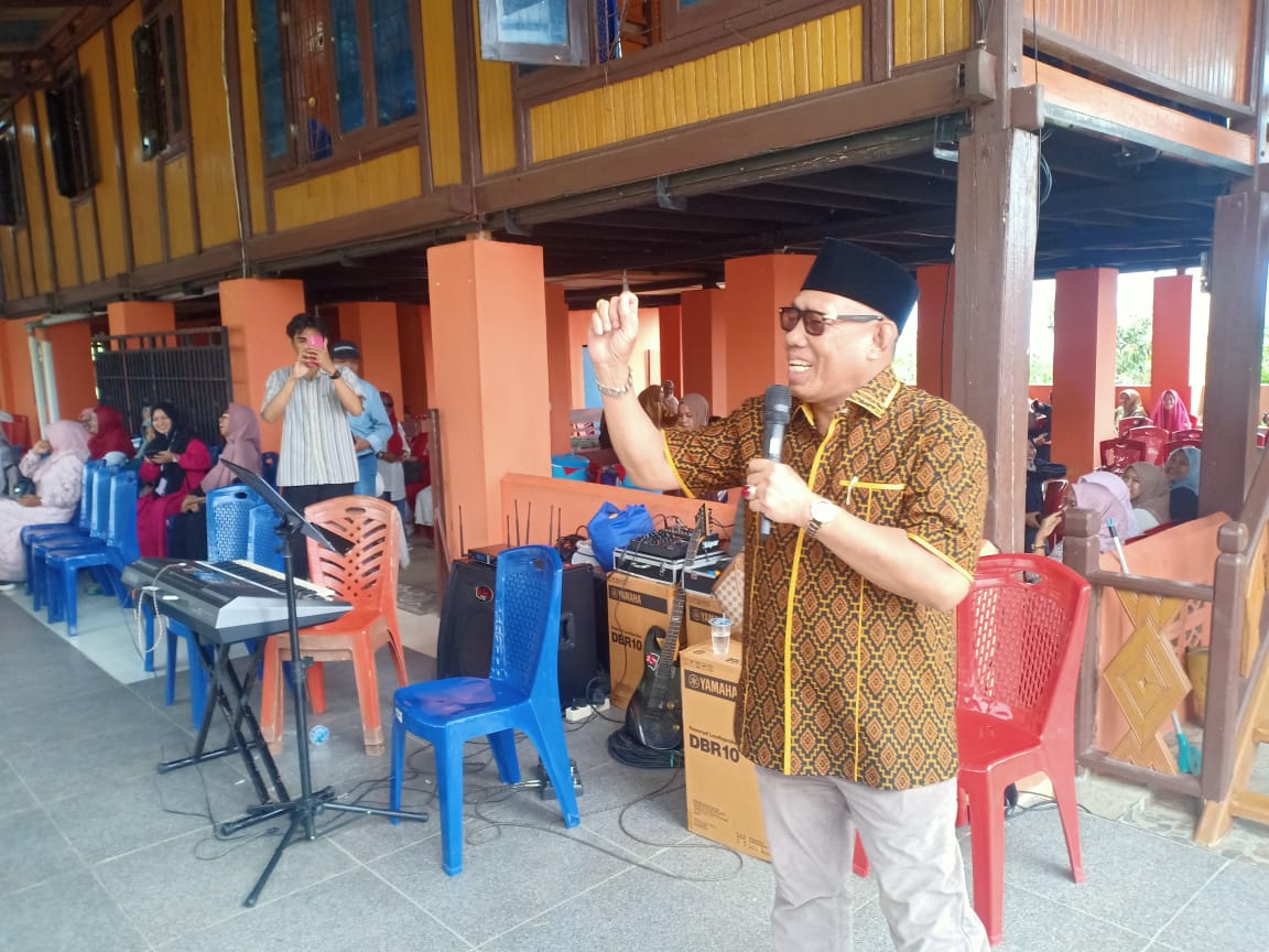 SILATURAHMI : Haji Mustamin Umar, saat memberikan sambutannya di silaturahmi reuni haji dan umrah Babussalam.(FOTO : ISTIMEWA/RADAR PALU).