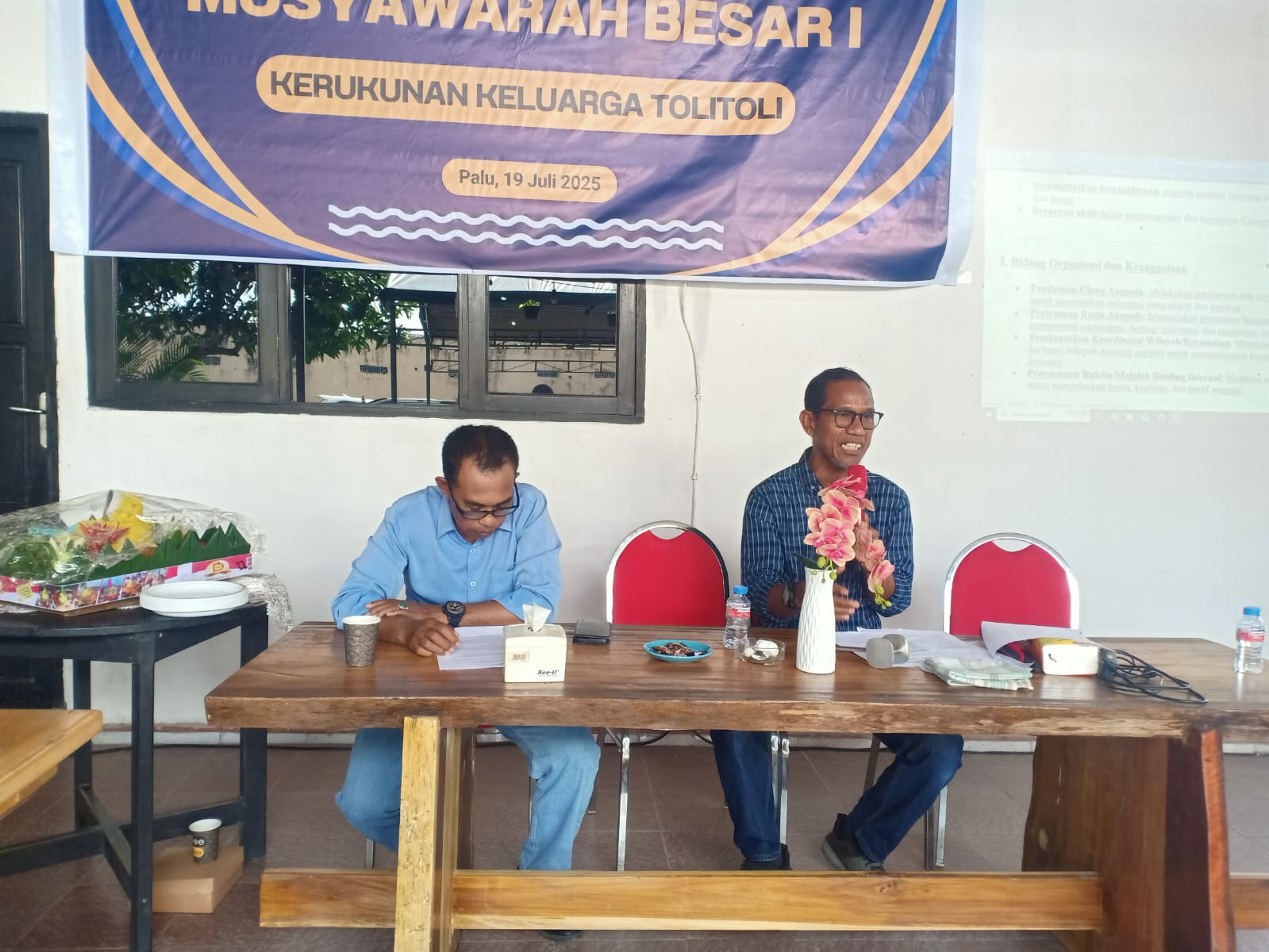 JALAN SANTAI : Ketua Umum KKT Moh. Irwan Haruna (kanan). FOTO : ISTIMEWA/RADAR PALU).