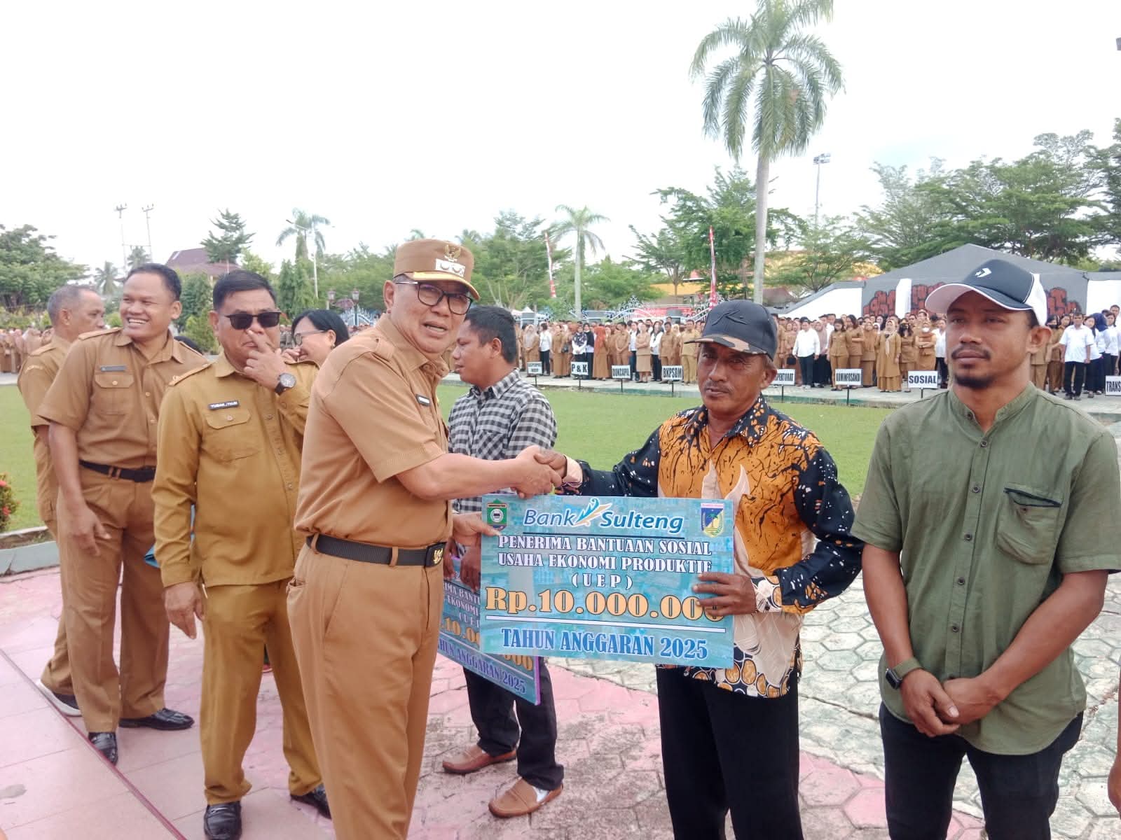 SERAHKAN : Wabup Poso, Soeharto Kandar, saat menyerahkan bantuan modal usaha ekonomi masyarakat.(FOTO : BUDIYANTO WIHARTO/RADAR PALU).