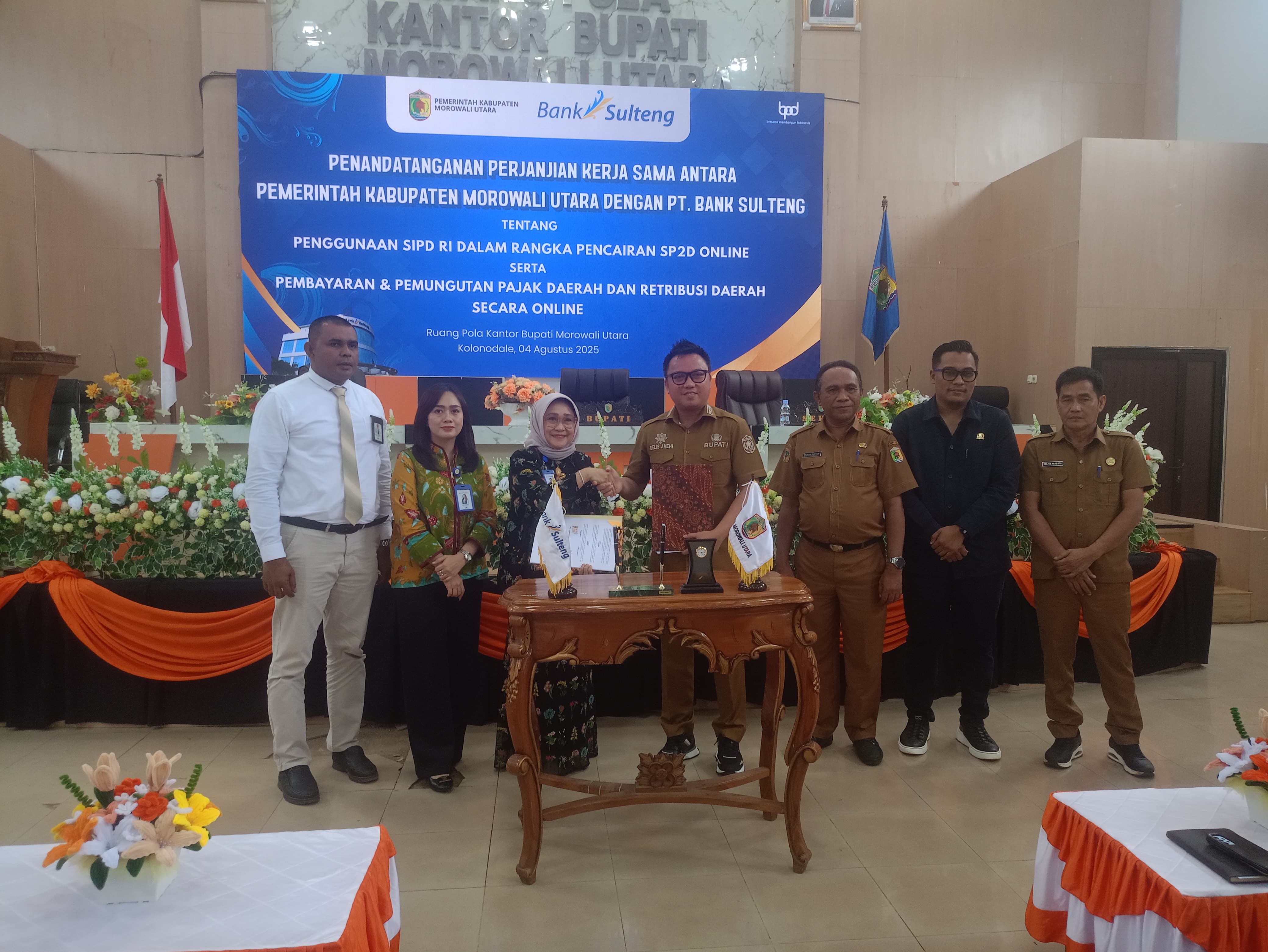 PENDATANGANAN : Pimpinan PT Bank Sulteng dan Bupati Morut dalam prosesi penandatanganan nota kesepahaman bersama tentang sistem SP2D dan pajak digital.(FOTO : ILHAM NUSI/RADAR PALU).