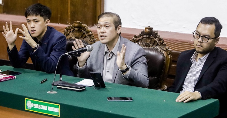 BERI PENJELASAN : Pengacara PT Jawa Pos E.L. Sajogo.