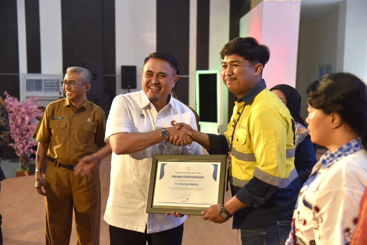 Penghargaan ini diserahkan langsung oleh Gubernur Sulawesi Tengah, Anwar Hafid, melalui Rektor Universitas Tadulako, Prof Amar, dalam acara Job Fair 2025.