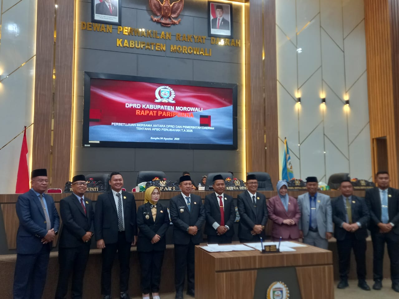 DISETUJUI : Suasana sidang paripurna DPRD Morowali, persetujuan APBD 2025, Senin (04/08/2025).(FOTO : SUPRIYONO/RADAR PALU).