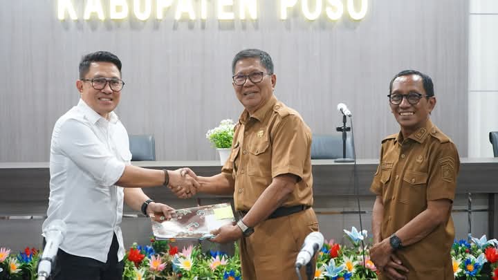 INFRASTRUKTUR : Wabup Poso Soeharto dan Kepala BPBPK Sulteng Firman Aksara.(FOTO : BUDIYANTO WIHARTO/RADAR PALU)