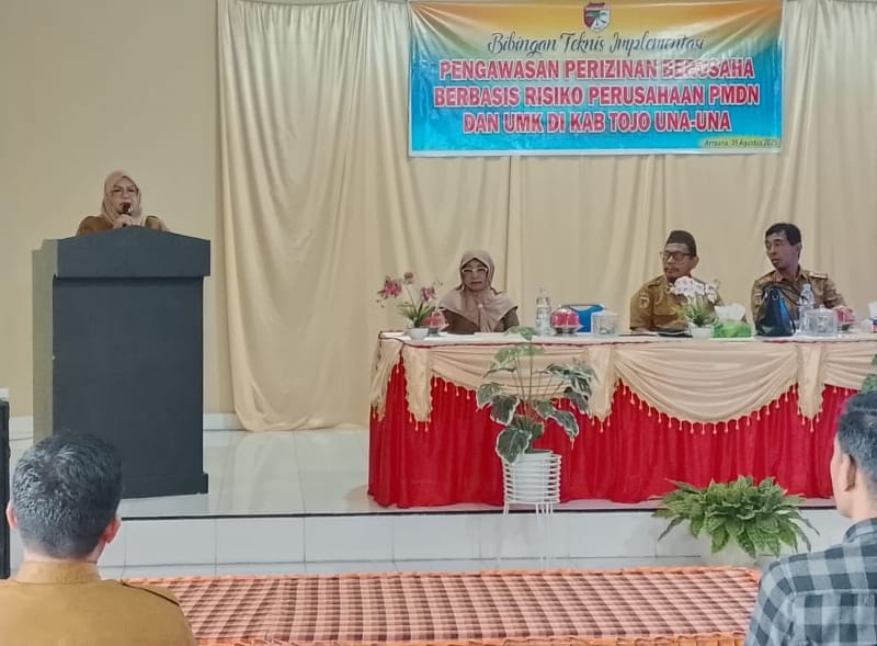 MEMBUKA : Wabup Touna, Hj. Surya Lapasiri membuka bimtek implementasi pengawasan perizinan berusaha berbasis risiko perusahan PMDN dan UMKM, Selasa (05/08/2025).(FOTO : HERIYANTO LIMAHU/RADAR PALU)