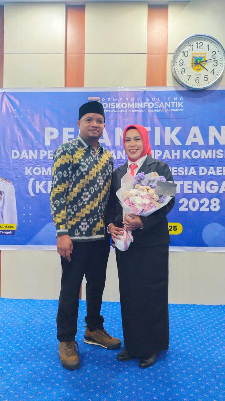 KELUARGA : Mita Meinansi bersama Jojo, suaminya.(FOTO : ANGEL SUMBARA/RADAR PALU).