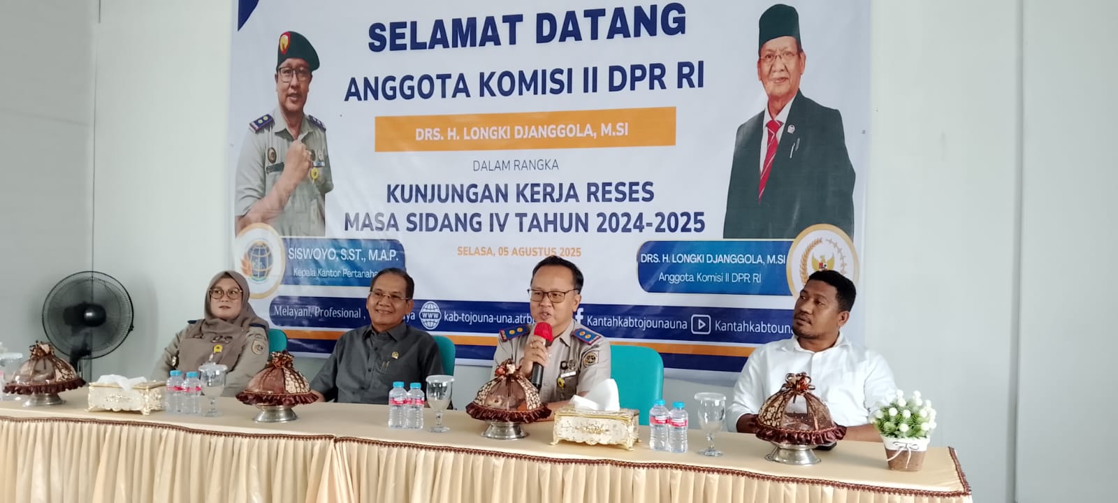 KUNKER : Anggota Komisi II DPR RI, Longki Djanggola, saat kunker di Kantor Pertanahan Kabupaten Touna, Selasa (05/08/2025).(FOTO : HERIYANTO LIMAHU/RADAR PALU).