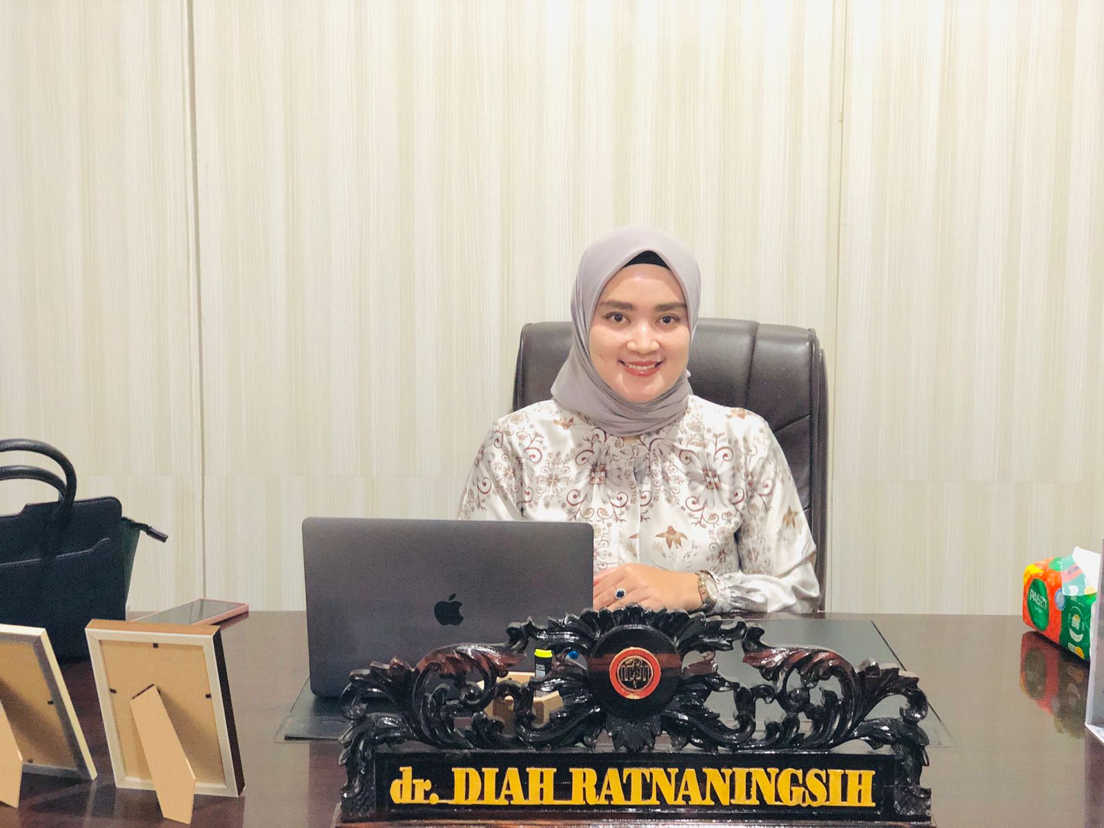 dr. Diah Ratnaningsih (FOTO : ANGEL SUMBARA/RADAR PALU)