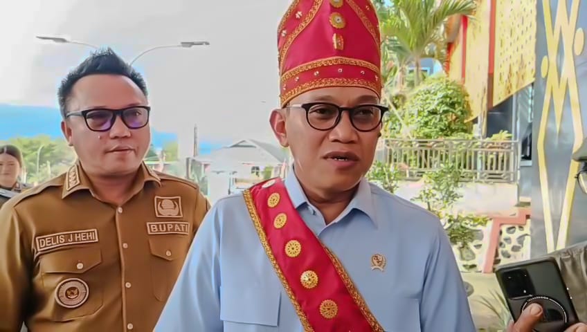 SERTIFIKAT : Menteri P2MI Abdul Kadir Karding didampingi Bupati Morut Delis Julkarson Hehi, menyerahkan sertifikat kepada dua pekerja di Ruang Pola Kantor Bupati, Selasa (05/08/2025).(FOTO : ILHAM NUS