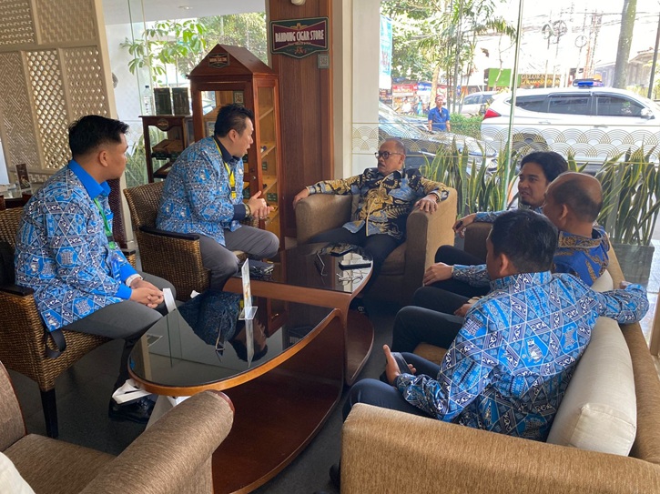 Gubernur Sulbar, Suhardi Duka bersama Ketua Apindo Sulteng, Wijaya Chandra saat bertemu&nbsp;di&nbsp;Bandung.