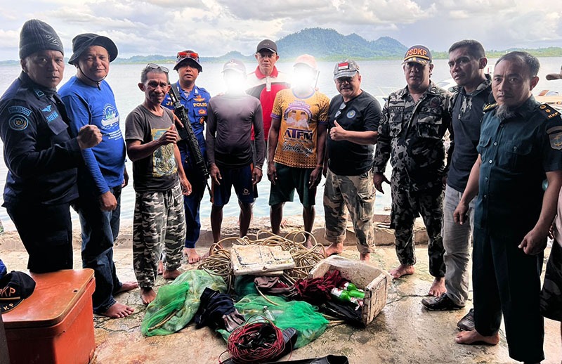 DITANGKAP : Pelaku terduga pengeboman ikan di Touna ditangkap, Rabu (06/08/2025).(FOTO : HERIYANTO LIMAHU/RADAR PALU)