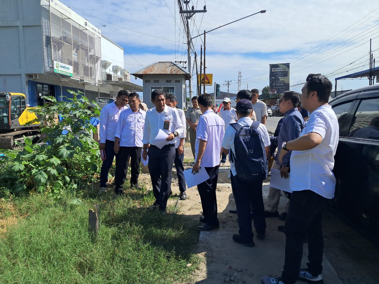 SIDANG LAPANGAN : Suasana sidang langsung di lokasi sengketa di Jln. Dewi Sartika, Kota Palu.(FOTO : ISTIMEWA/RADAR PALU).