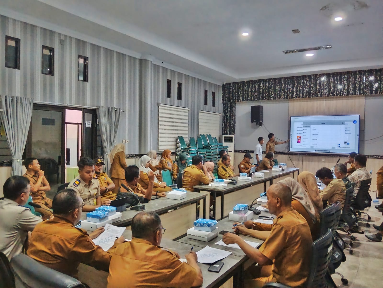 RAPAT : Pemkab Touna bersama Kantah Kabupaten Touna menggelar rapat tindaklanjut survey lapang terkait permohonan KPR Berusaha PT. AAA, bertempat di Kantor Bupati, Rabu (06/08/2025).(FOTO : HERIYANTO