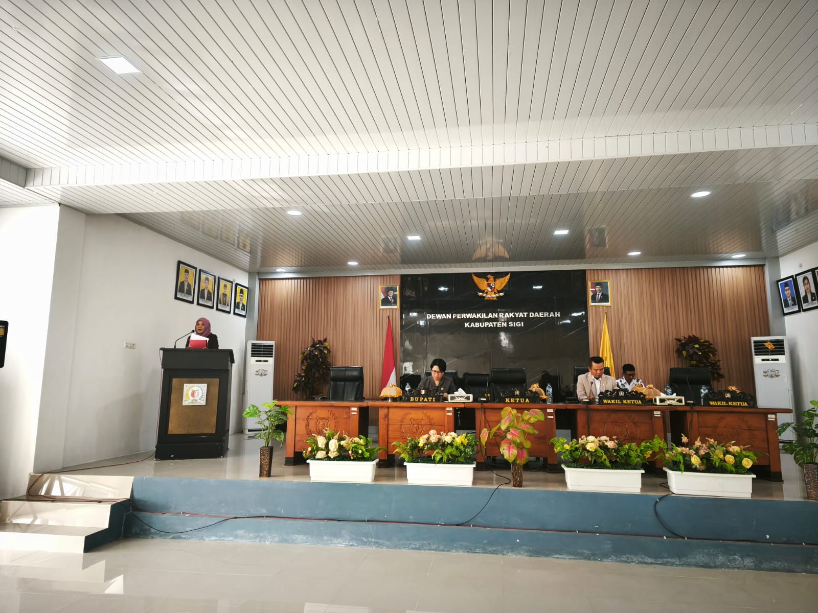 PARIPURNA : DPRD Sigi rapat paripurna pandangan umum fraksi-fraksi terhadap penjelasan Bupati Sigi atas pengajuan tiga Ranperda, Selasa (05/08/2025).(FOTO : ANGEL SUMBARA/RADAR PALU)