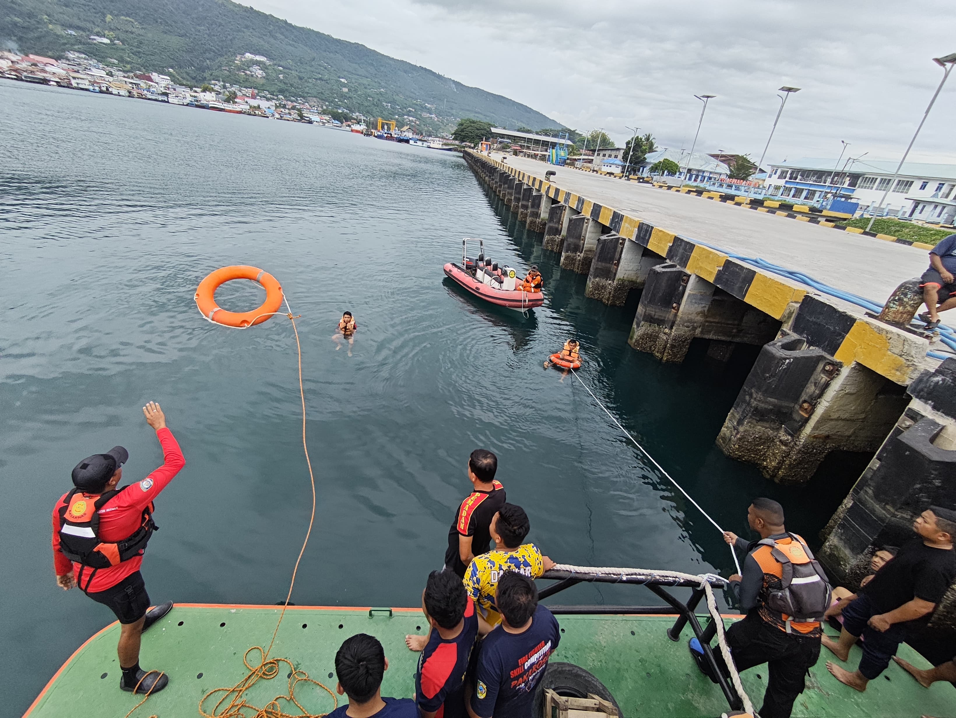 TINGKATKAN KAPASITAS : Pelatihan ini meliputi Medical First Responder (MFR), Praktik Pemindahan Korban, Water Rescue, Praktik RTRGT (Reach, Throw, Row, Go Tow/Carry).